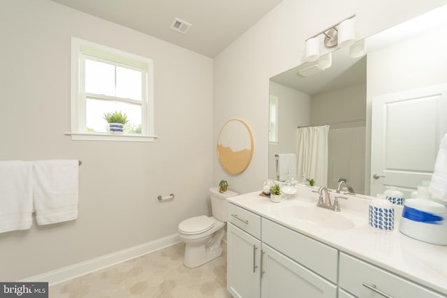 bathroom featuring a shower with shower curtain, vanity, and toilet