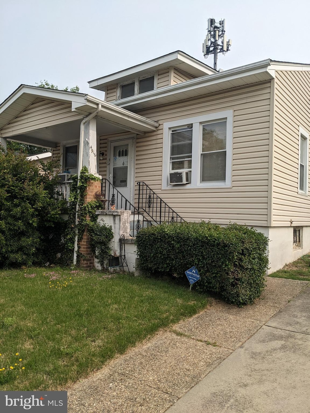 view of front of property featuring a front lawn