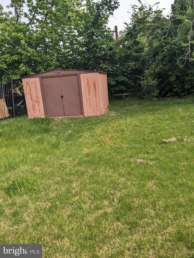 view of yard featuring a storage shed