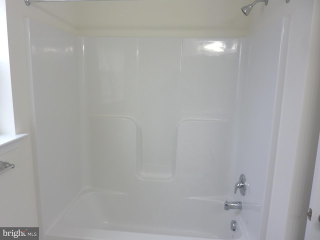 bathroom with shower / washtub combination