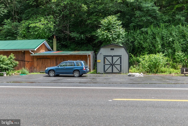 exterior space featuring a shed