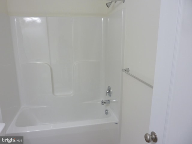 bathroom with tub / shower combination