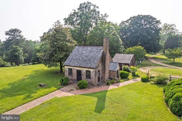 view of front facade featuring a front yard