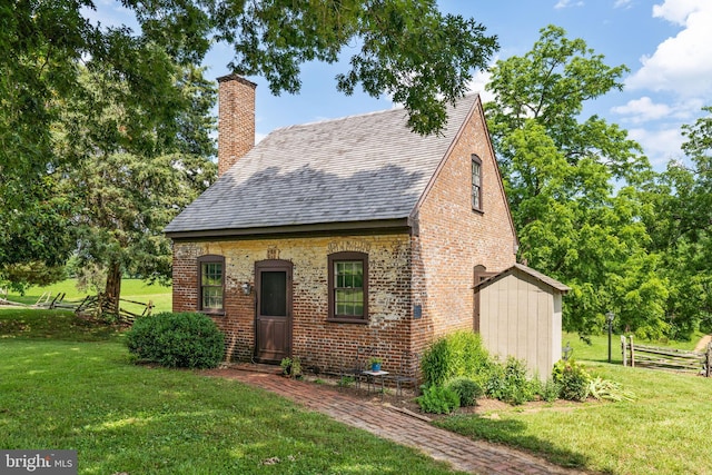 view of front facade with a front yard