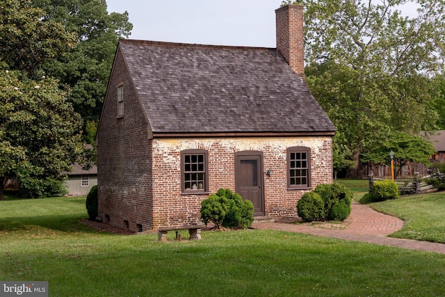 view of front of home with a front lawn