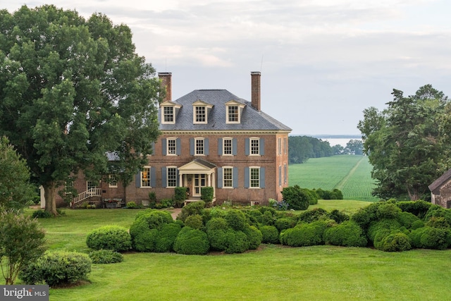 view of front of house featuring a front yard