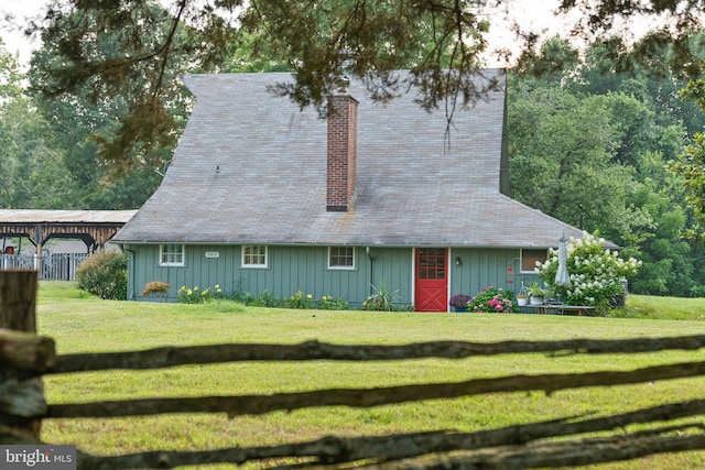 view of front of home featuring a front yard