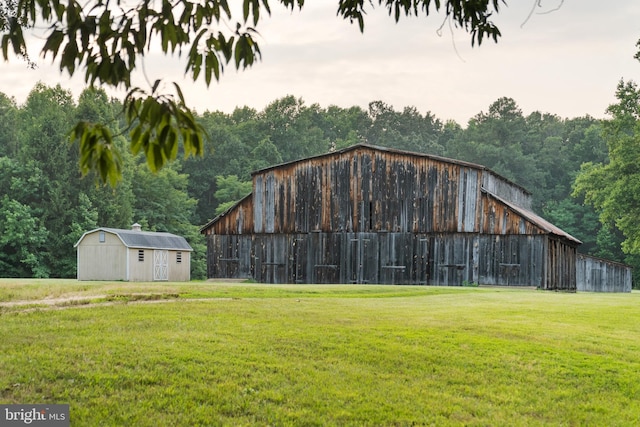 view of yard featuring an outdoor structure