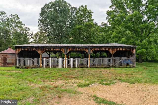 view of yard featuring an outdoor structure