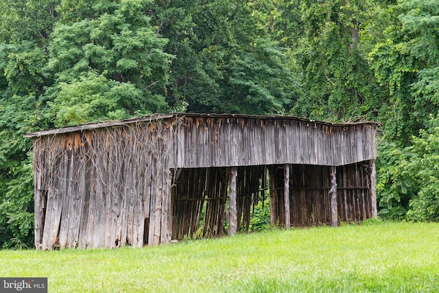 view of outdoor structure with a yard