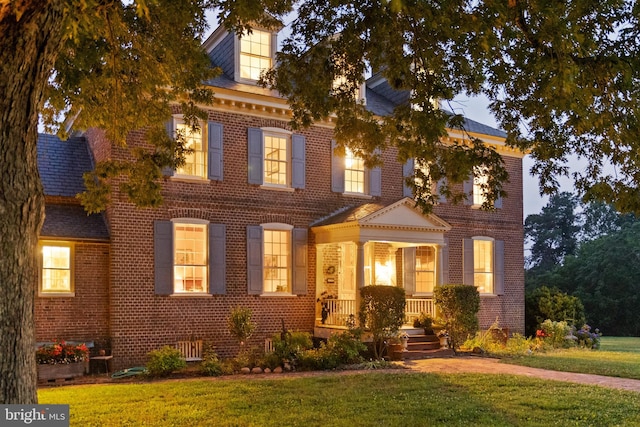 view of front of house with a front lawn