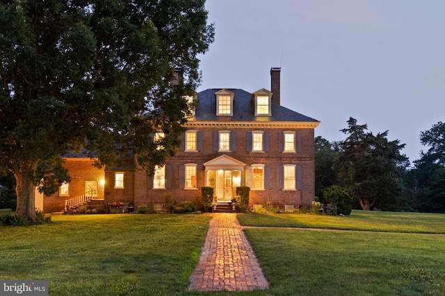 view of front of property featuring a yard