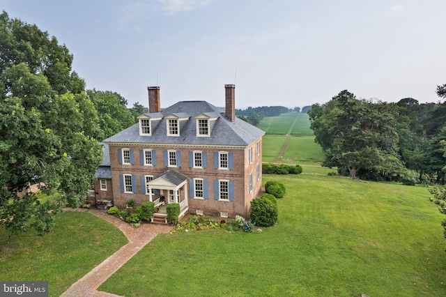 view of front of home with a front lawn