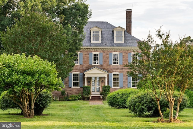 view of front facade with a front yard