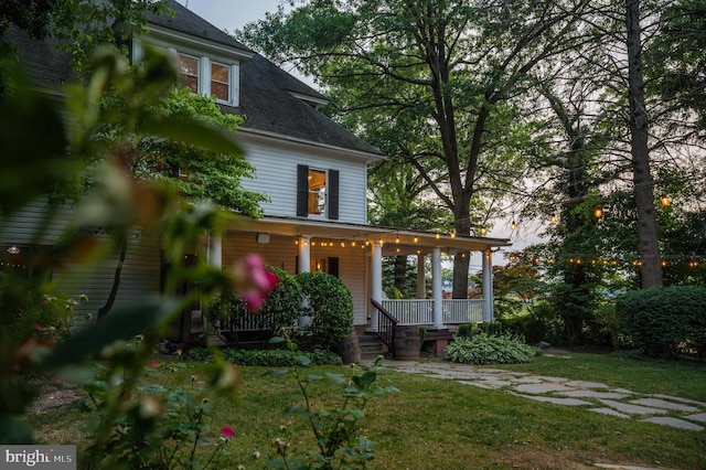 view of front facade with a porch and a front yard