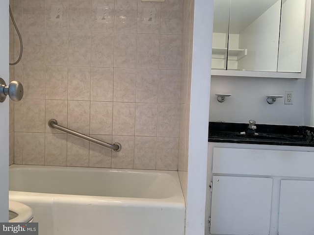 bathroom featuring sink and tiled shower / bath