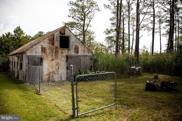 view of yard featuring an outdoor structure