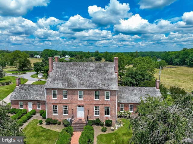 view of front of property featuring a front lawn