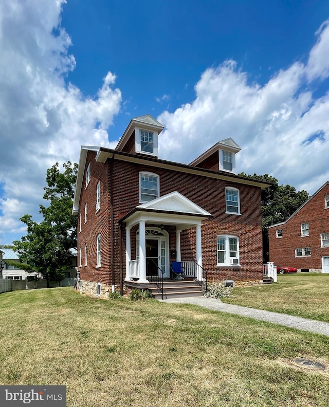 view of front of house featuring a front yard