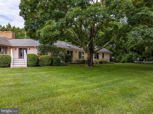 view of front of house featuring a front lawn