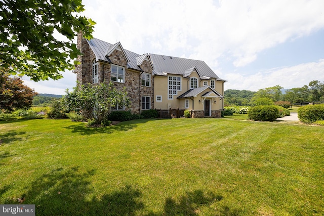 view of front of property featuring a front yard