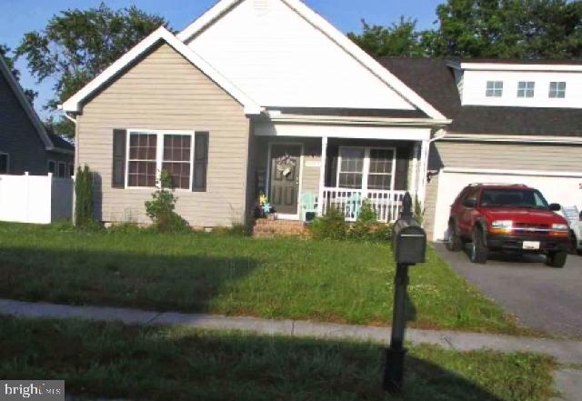 view of front of property with a front lawn