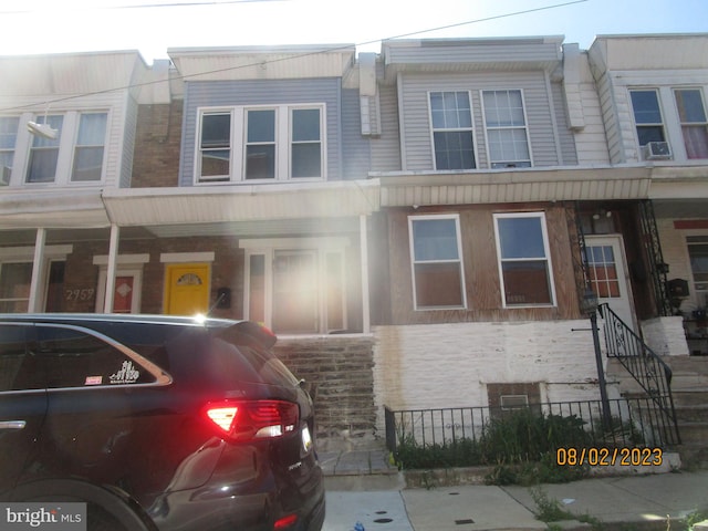 townhome / multi-family property featuring covered porch