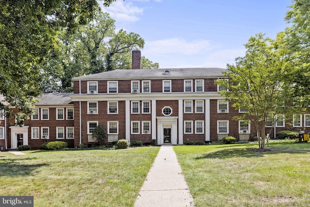 multi unit property featuring a front lawn