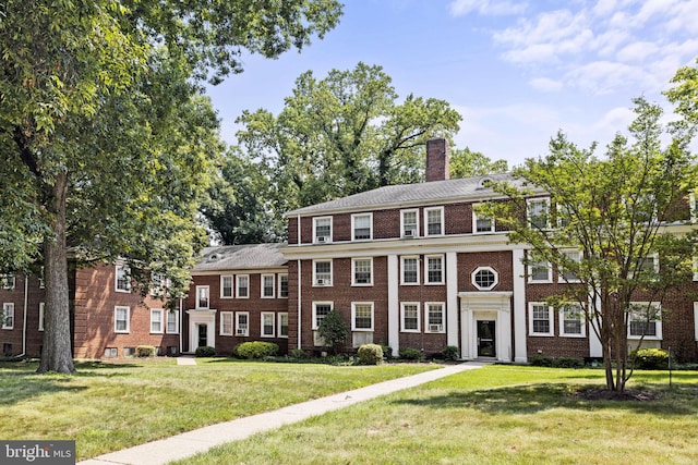 view of front of home featuring a front yard