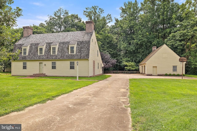 view of front facade featuring a front lawn