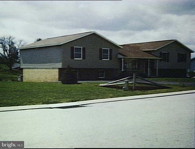 view of front of house with a front lawn