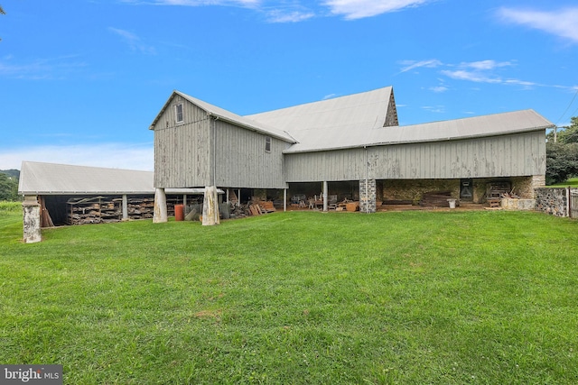 back of house featuring a yard