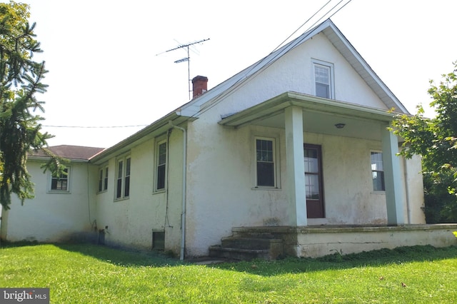 view of front facade featuring a front yard