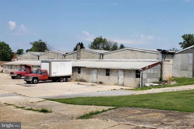 view of front of house featuring a front yard