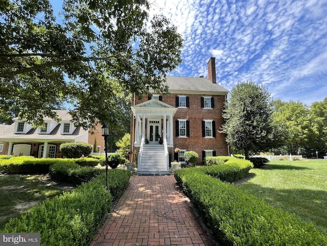 view of front facade with a front lawn