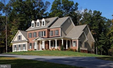 view of front facade featuring a front yard