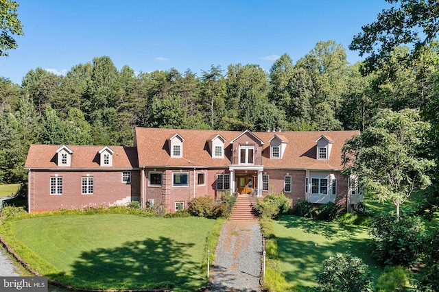 cape cod house featuring a front yard