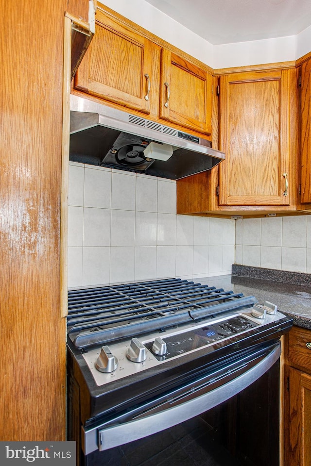 kitchen featuring tasteful backsplash and range