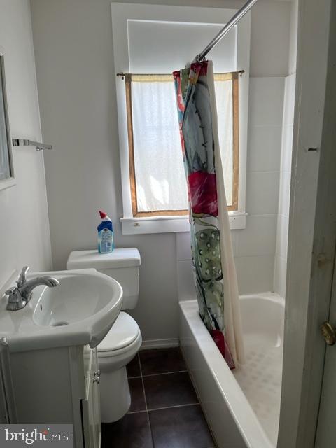 full bathroom featuring tile patterned floors, vanity, shower / tub combo, and toilet