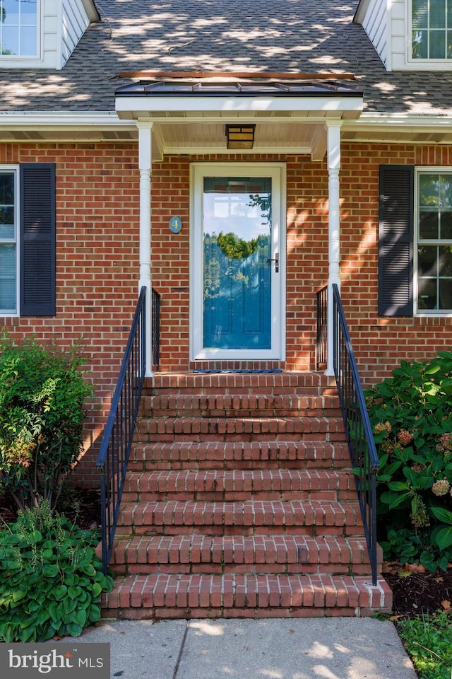 entrance to property featuring a porch