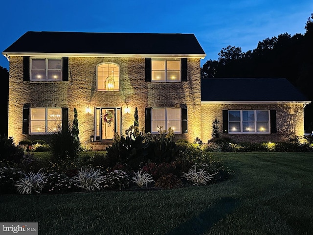 view of front of property featuring a front yard