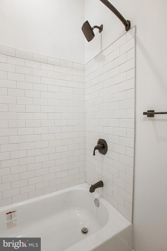 bathroom featuring tiled shower / bath combo