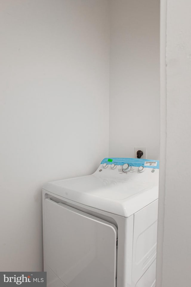 washroom with washer / clothes dryer