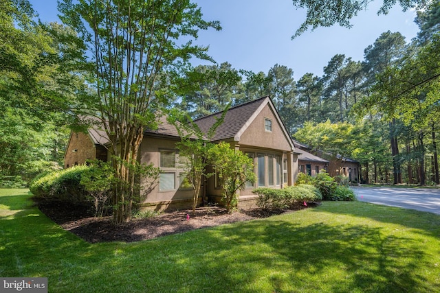 view of front facade featuring a front yard