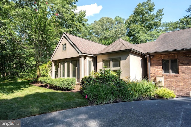 view of front of property featuring a front lawn