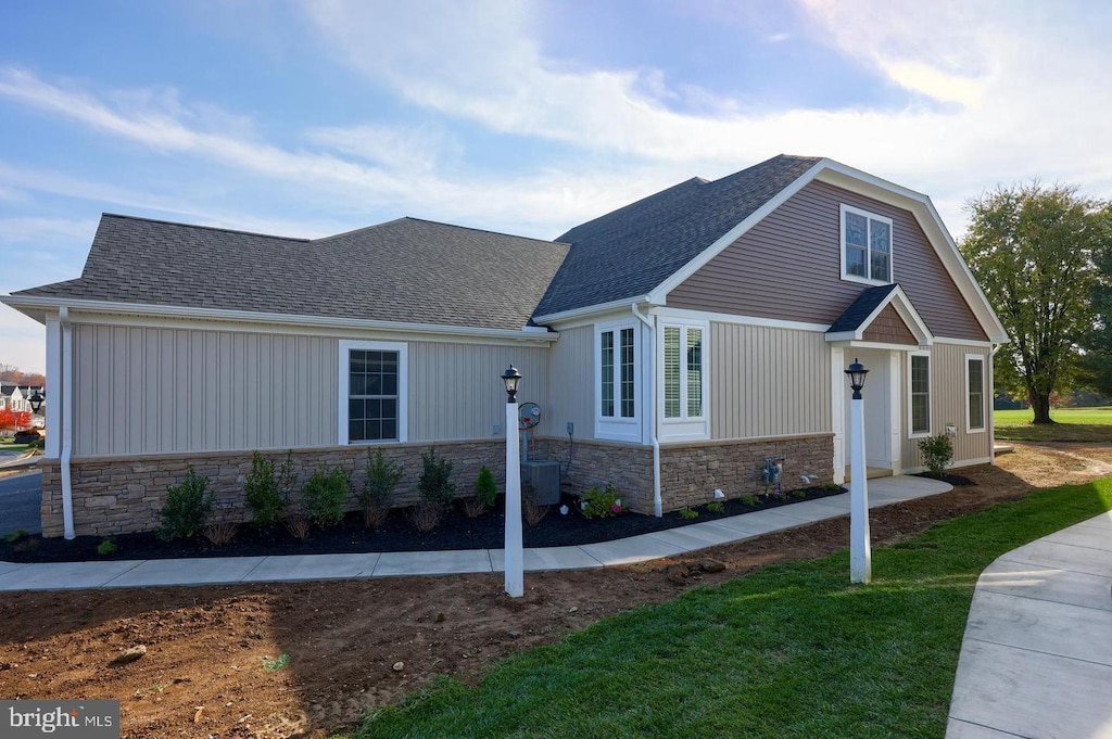 view of front of house featuring a front lawn