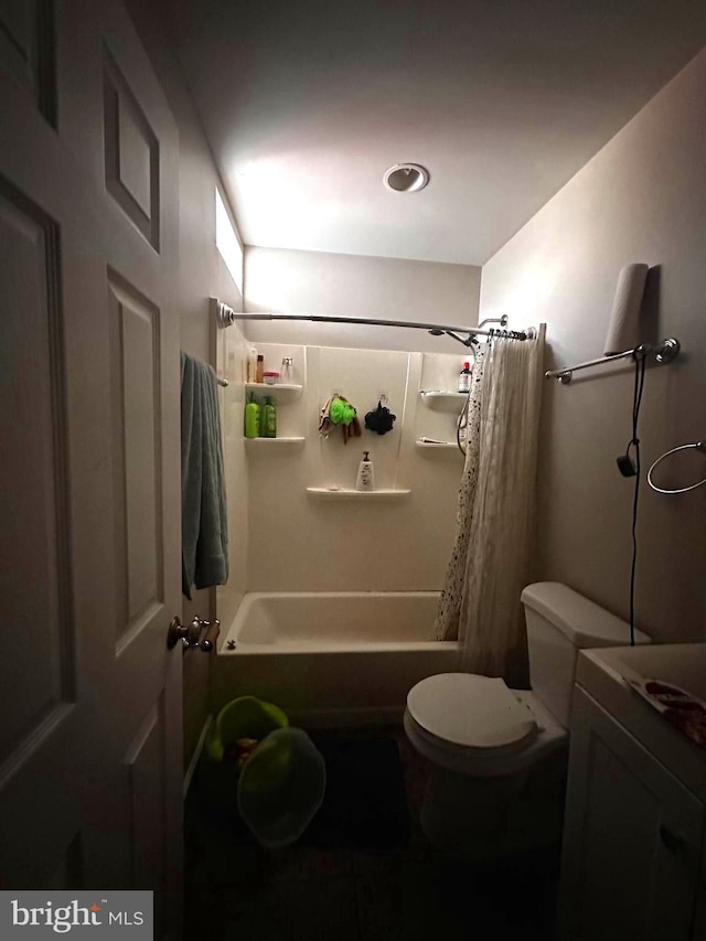 full bathroom with toilet, vanity, and shower / tub combo