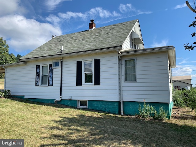 view of side of property featuring a yard