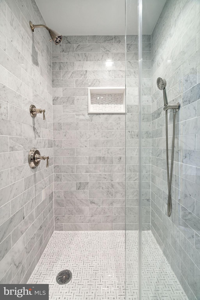 bathroom featuring tiled shower