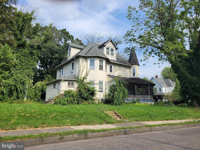 victorian house featuring a front lawn